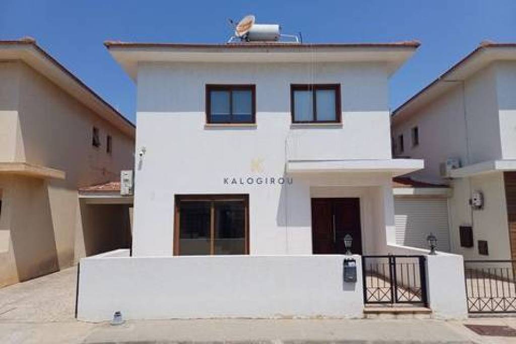 Spacious, 4-Bed Semi-Detached Villa with big garden for Rent in Livadia Larnaca