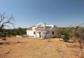 Experience the charm of the Algarve in your own small farm 8 minutes away. of the beaches