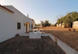 Experience the charm of the Algarve in your own small farm 8 minutes away. of the beaches