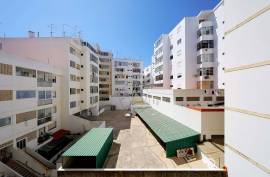 Fully Refurbished and Furnished 4 Bedroom Apartment for sale on Avenida 25 de Abril, Portimao
