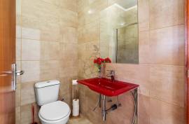 Fully Refurbished and Furnished 4 Bedroom Apartment for sale on Avenida 25 de Abril, Portimao