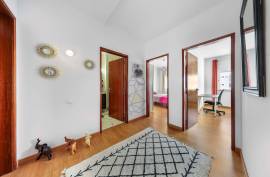 Fully Refurbished and Furnished 4 Bedroom Apartment for sale on Avenida 25 de Abril, Portimao