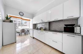 Fully Refurbished and Furnished 4 Bedroom Apartment for sale on Avenida 25 de Abril, Portimao