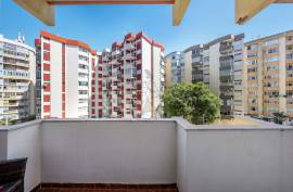 Fully Refurbished and Furnished 4 Bedroom Apartment for sale on Avenida 25 de Abril, Portimao