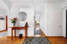 Fully Refurbished and Furnished 4 Bedroom Apartment for sale on Avenida 25 de Abril, Portimao