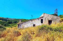 Farmhouse with Stream to Restore in Fóia, Monchique