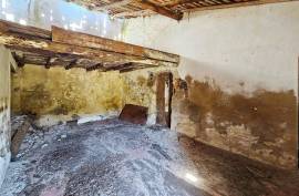 Farmhouse with Stream to Restore in Fóia, Monchique
