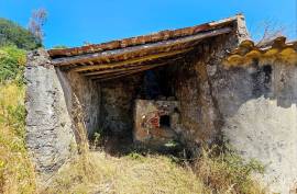 Farmhouse with Stream to Restore in Fóia, Monchique