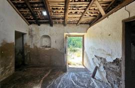 Farmhouse with Stream to Restore in Fóia, Monchique
