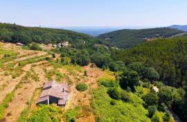 Farmhouse with Stream to Restore in Fóia, Monchique
