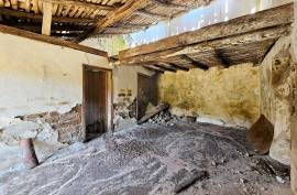 Farmhouse with Stream to Restore in Fóia, Monchique