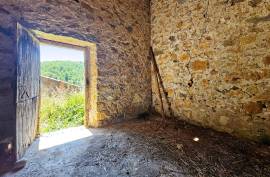 Farmhouse with Stream to Restore in Fóia, Monchique