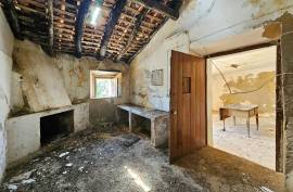 Farmhouse with Stream to Restore in Fóia, Monchique