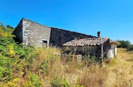 Farmhouse with Stream to Restore in Fóia, Monchique