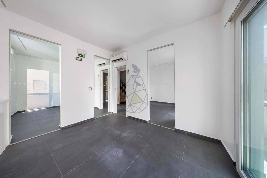 Refurbished office for rent by the year in the Center of Portimão