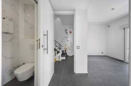 Refurbished office for rent by the year in the Center of Portimão