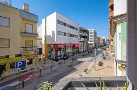 Refurbished office for rent by the year in the Center of Portimão