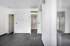 Refurbished office for rent by the year in the Center of Portimão