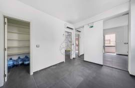 Refurbished office for rent by the year in the Center of Portimão