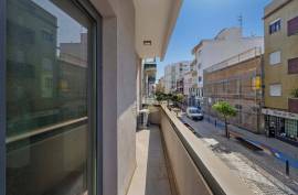 Refurbished office for rent by the year in the Center of Portimão