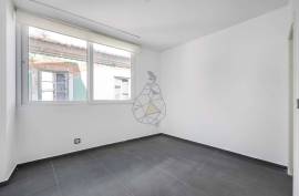 Refurbished office for rent by the year in the Center of Portimão