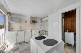 Refurbished office for rent by the year, with terrace and kitchen in Portimão