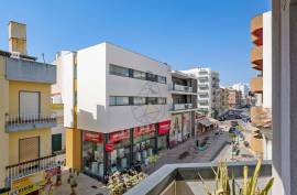Refurbished office for rent by the year, with terrace and kitchen in Portimão