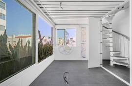 Refurbished office for rent by the year, with terrace and kitchen in Portimão
