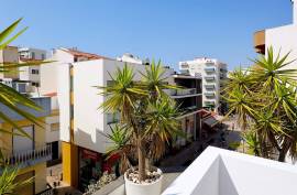 Refurbished office for rent by the year, with terrace and kitchen in Portimão