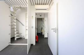 Refurbished office for rent by the year, with terrace and kitchen in Portimão