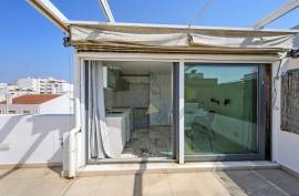 Refurbished office for rent by the year, with terrace and kitchen in Portimão
