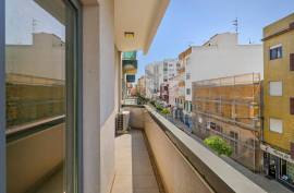 Refurbished office for rent by the year, with terrace and kitchen in Portimão