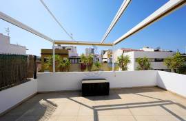 Refurbished office for rent by the year, with terrace and kitchen in Portimão
