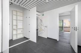 Refurbished office for rent by the year, with terrace and kitchen in Portimão