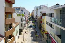 Refurbished office for rent by the year, with terrace and kitchen in Portimão