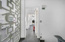 Refurbished office for rent by the year, with terrace and kitchen in Portimão