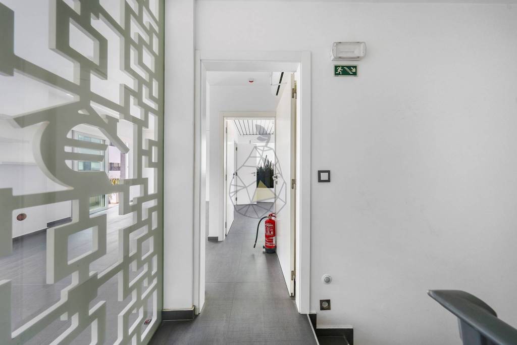 Refurbished office for rent by the year, with terrace and kitchen in Portimão