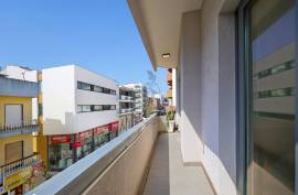 Refurbished office for rent by the year, with terrace and kitchen in Portimão
