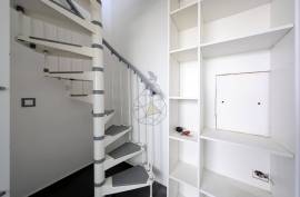 Refurbished office for rent by the year, with terrace and kitchen in Portimão