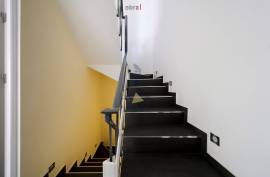 Refurbished office for rent by the year, with terrace and kitchen in Portimão