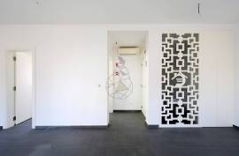 Refurbished office for rent by the year, with terrace and kitchen in Portimão
