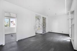 Refurbished office for rent by the year, with terrace and kitchen in Portimão