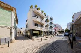 Refurbished office for rent by the year, with terrace and kitchen in Portimão