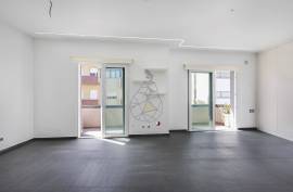 Refurbished office for rent by the year, with terrace and kitchen in Portimão