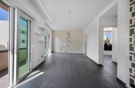 Refurbished office for rent by the year, with terrace and kitchen in Portimão