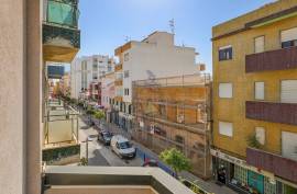 Refurbished office for rent by the year, with terrace and kitchen in Portimão