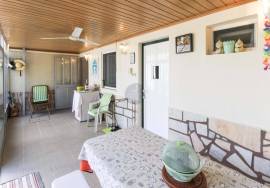 Fully renovated 2 bedroom villa with backyard and tank.