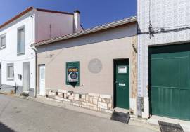 Fully renovated 2 bedroom villa with backyard and tank.