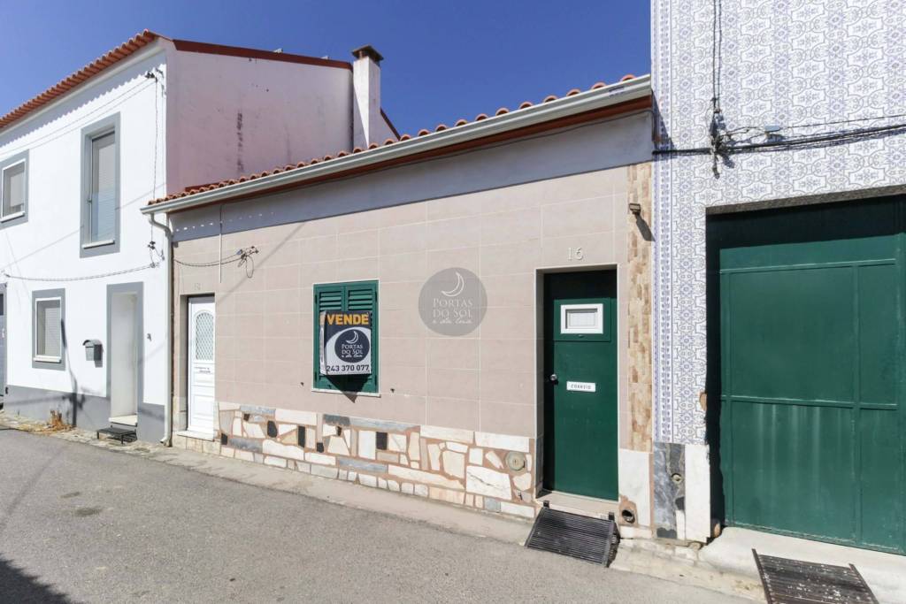 Fully renovated 2 bedroom villa with backyard and tank.
