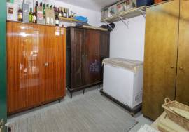 Fully renovated 2 bedroom villa with backyard and tank.